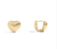 Cashato 18K gold ribbed heart huggie hoop earrings – sculpted gold on white background"